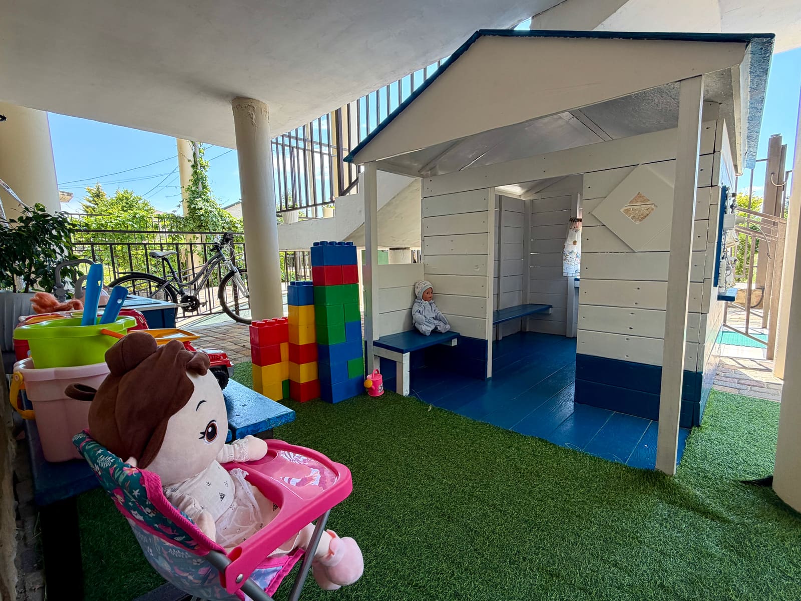 Детская площадка с игровым домиком и игрушками